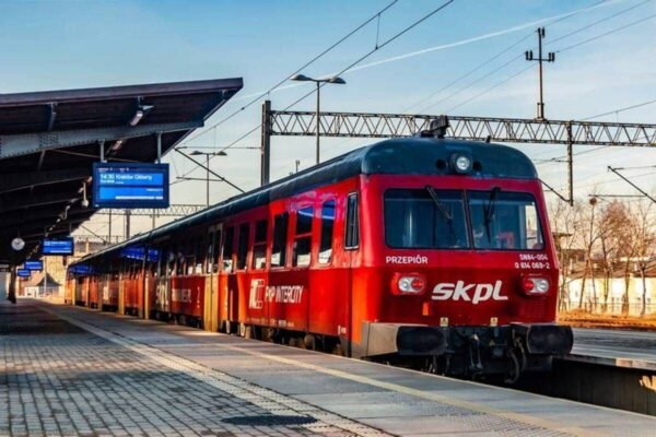 Польська залізниця запускає додаткові поїзди до України