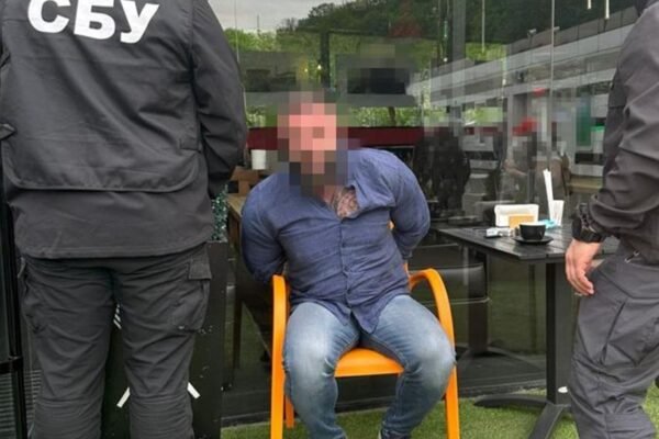 У Києві затримали росіянина, який продавав фіктивні документи для виїзду ухилянтів за кордон (ФОТО)