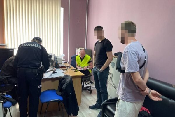 Поліція Києва затримала двох чоловіків, які знімали роботу ППО