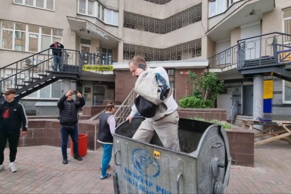 Екснардепа Чорновола облили зеленкою і викинули на смітник за образу медикині “Вовків Да Вінчі” (ВІДЕО)