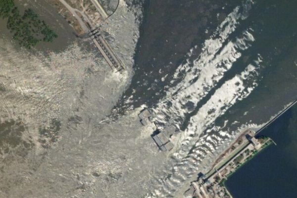 Низка українських та російських телеграм-каналів поширила відео нібито моменту підриву Каховської ГЕС 6 червня. Це фейк