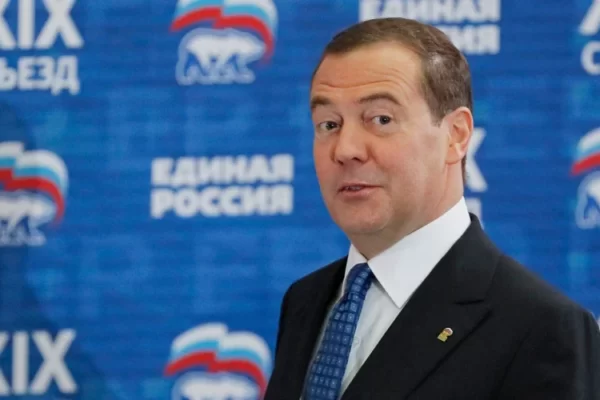Медведєв розмріявся про прапор Росії на Майдані, Данілов відповів йому гамівною сорочкою (ФОТО)