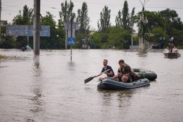 Росіяни знову вгатили по Херсону: поранені волонтери