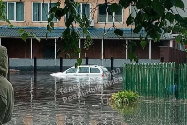 Аномальна злива у Києві: Під водою опинилися дороги, паркінги з елітними автівками та перони (ВІДЕО)