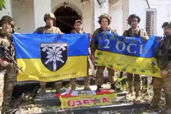 Українські бійці показали відео зі звільненого села П’ятихатки