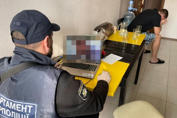 Понад 200 жертв: у Києві чоловік розбещував дітей і продавав порнографію за кордон (ФОТО, ВІДЕО)