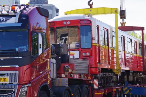 До Києва надійшла друга партія вагонів для метро з Варшави (ФОТО)