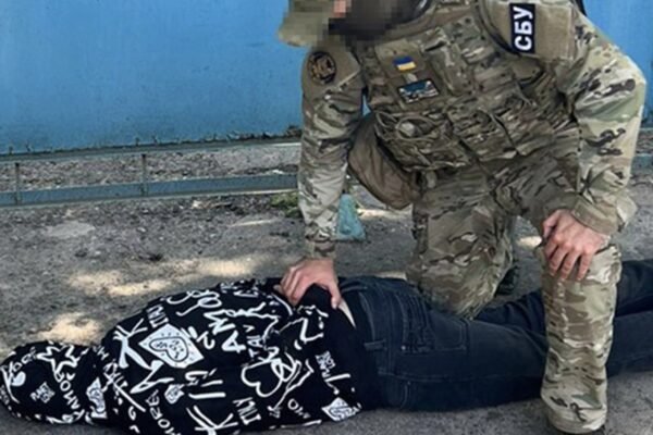 У Лимані затримали російського інформатора, який розкидав саморізи для сповільнення колон ЗСУ