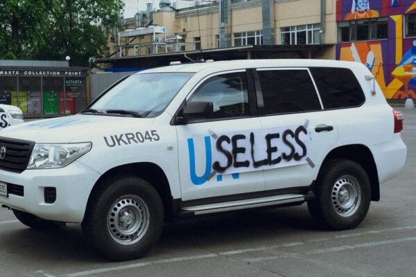 У Києві невідомі написали послання ООН на їхніх автівках після підриву окупантами Каховської ГЕС (ФОТО)