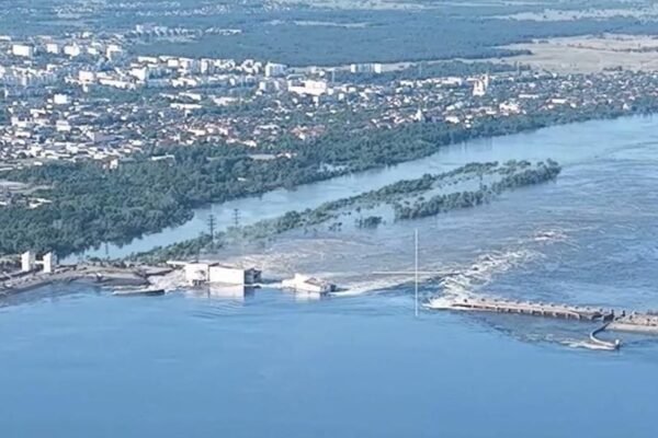 Ситуація навколо Каховської ГЕС: Поблизу  продовжують детонувати російські міни, рівень води стрімко падає (ВІДЕО)