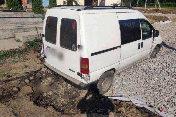 Заблукав на кладовищі: У Чернівцях п’яний водій протаранив ворота і застряг в котловані (ФОТО)