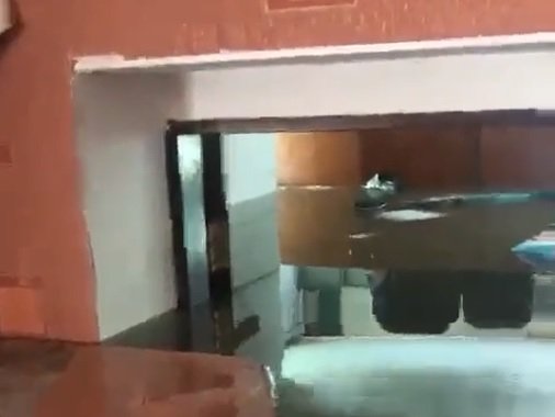 Як на Херсонщині в будинках місцевих мешканців вода майже дістає до стелі (ВІДЕО)