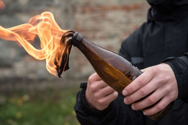 На Росії чиновниця одного з міністерств закидала військкомат “коктейлями Молотова”