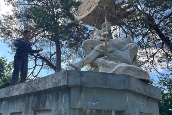 Львівська громада позбулася ще одного радянського монумента (ФОТО, ВІДЕО)