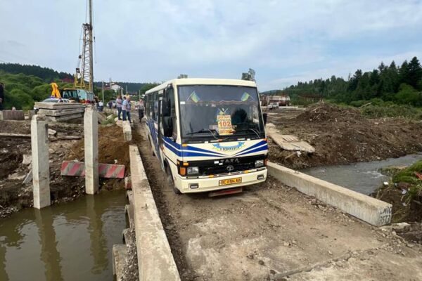 Побудували тимчасовий міст: Проїзд транспорту у Східниці відновлено