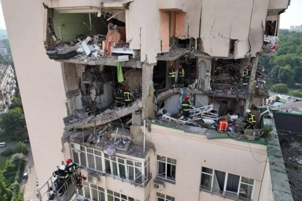 В Києві відомо вже про трьох загиблих на Солом’янці. Під завалами є люди, – Кличко