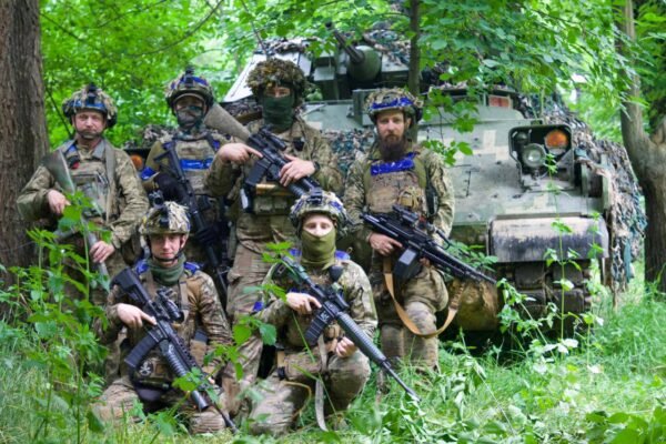 Маляр показала, як виглядає бронемашина “Бредлі” та її екіпаж після прямого влучання “Граду” (ФОТО)