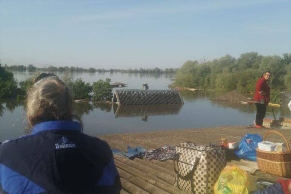 Жителі окупованої частини Херсонщини провели ніч на дахах будинків, покинуті напризволяще загарбниками (ФОТО, ВІДЕО)