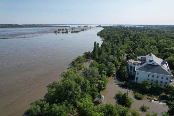 Нову Каховку продовжує затоплювати (ФОТО, ВІДЕО)
