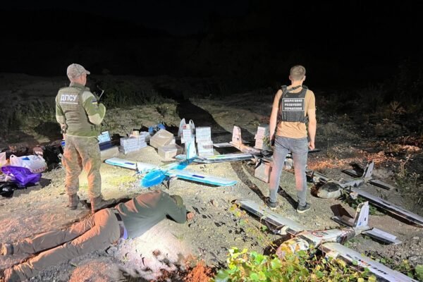 На Закарпатті прикордонники затримали контрабандиста, що готував до “відправки” через кордон дрони з цигарками