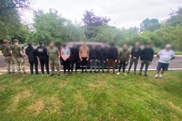 На кордоні затримали мікроавтобус із ухилянтами