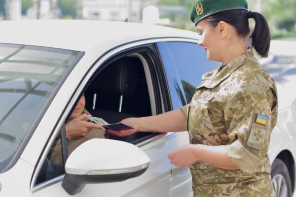 Двоє українців призовного віку намагалися виїхати за кордон по фейкових документах