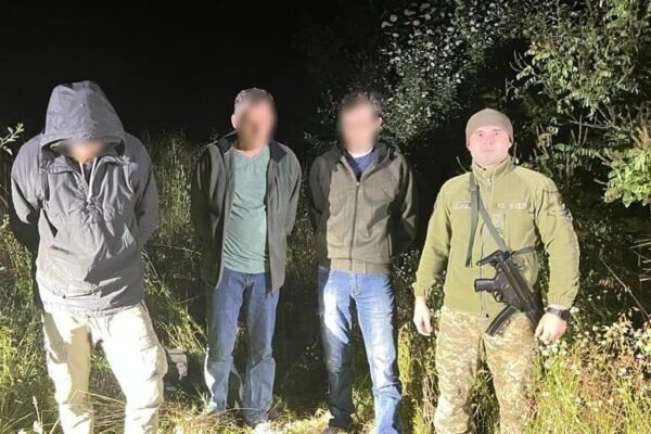На кордоні з Угорщиною затримали трьох ухилянтів, “озброєних” кусачками для подолання паркану