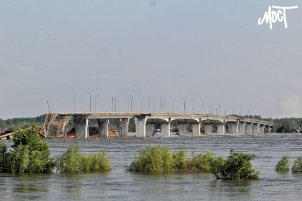 У Херсоні в районі Антонівського мосту з-під води виглядають лише дахи будинків (ВІДЕО)