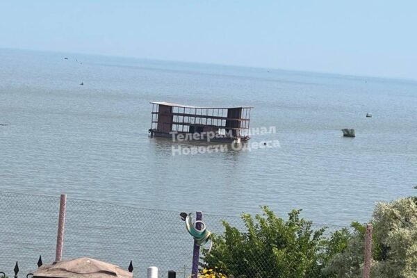 До берегів Одещини прибиває меблі, частини будинків та міни з затопленої Херсонщини (ФОТО, ВІДЕО)