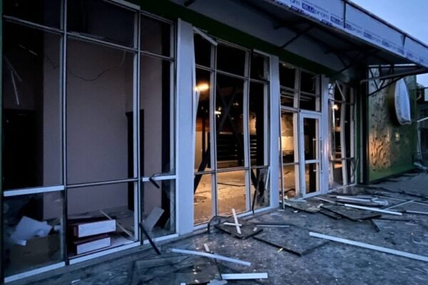 З’явилося відео зсередини супермаркету під час влучання російської ракети в Умані (ВІДЕО)