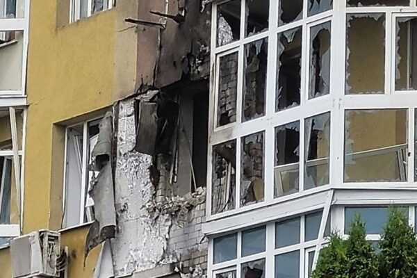 У Воронежі російська ППО збила дрон і він влучив у багатоповерхівку (ВІДЕО)