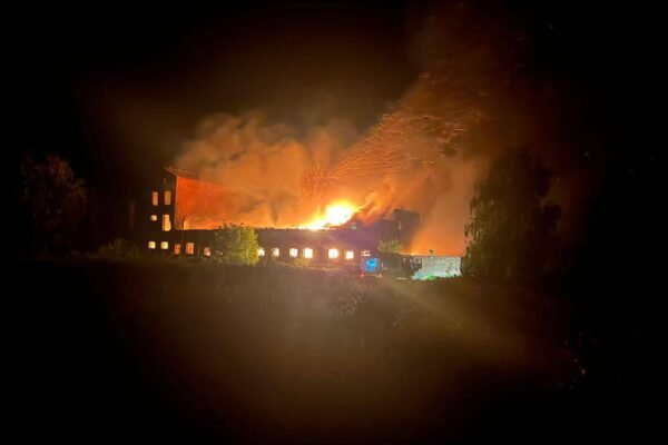 Наслідки атаки дронами-камікадзе на Сумщину: Пожежа і знищені будинки (ФОТО)