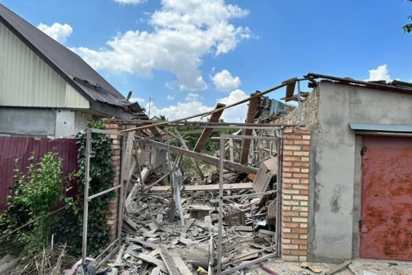 Росіяни вдарили по селищу на Херсонщині (ФОТО)