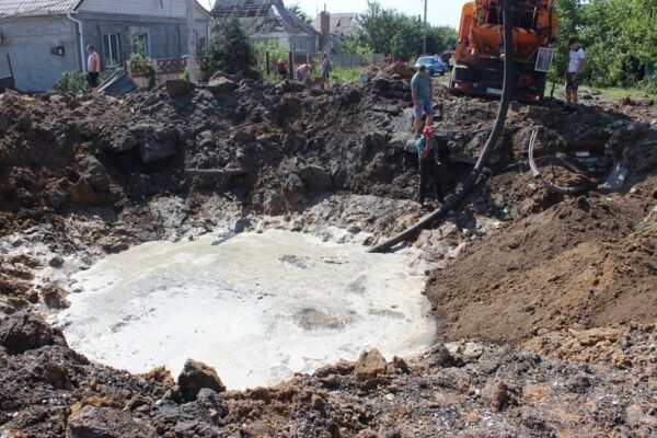 У Криворізькому районі під час ракетного удару у будинку поруч із вирвою перебували діти і вагітна (ФОТО)