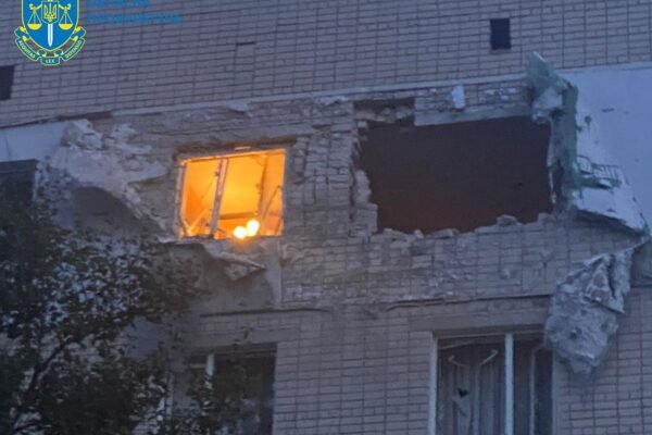 Росіяни вдарили по Херсону: Під завалами загинув чоловік (ФОТО)