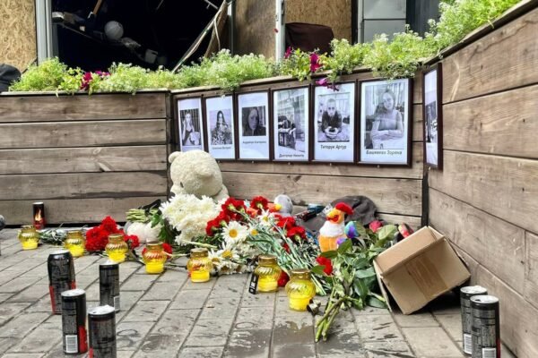 Квіти, іграшки, лампадки: Працівники кафе у Краматорську вшанували загиблих колег (ФОТО)