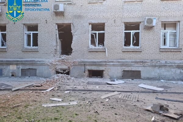Росіяни вдарили по житлових кварталах Херсона: Наслідки