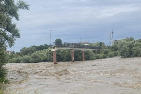 В Івано-Франківську “висока” вода зруйнувала пішохідний міст