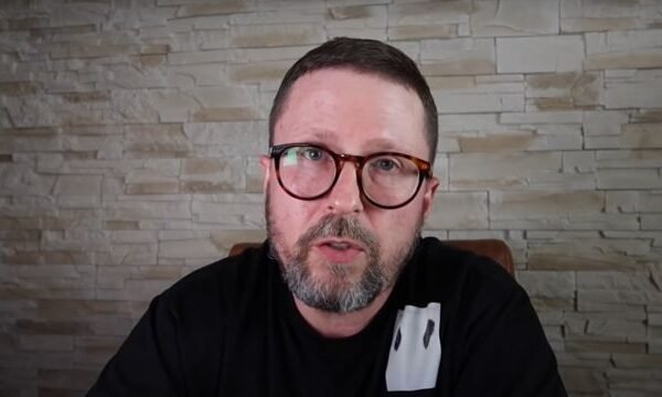 Блогеру та проросійському пропагандисту Анатолію Шарію повідомили про нову підозру у державній зраді