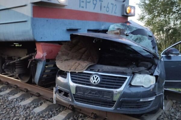 На Чернігівщині автівка потрапила під потяг: троє загиблих, серед них дитина (ФОТО)