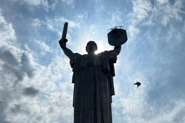 У Києві почали демонтувати радянський герб з монумента “Батьківщина-мати” (ФОТО)