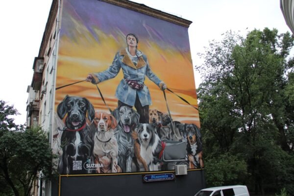 У Києві створили мурал на честь волонтерки, що врятувала з охопленого війною Ірпеня понад 30 собак (ФОТО)