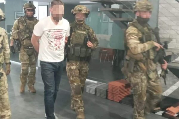 На столичному Печерську власник офісу поранив охоронця та забарикадувався в приміщенні: Стрілка затримали (ФОТО)