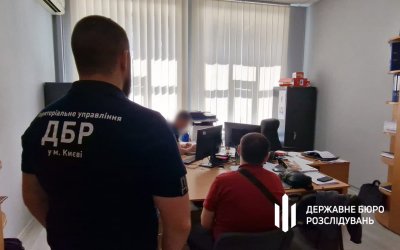ДБР оголосило про підозру п’ятьом правоохоронцям, що прогавили “пояс шахіда” В Шевченківському райсуді Києва