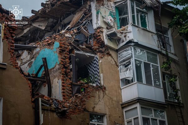 В Сумах досі триває розбір завалів атакованої дронами 5-поверхівки (ВІДЕО)