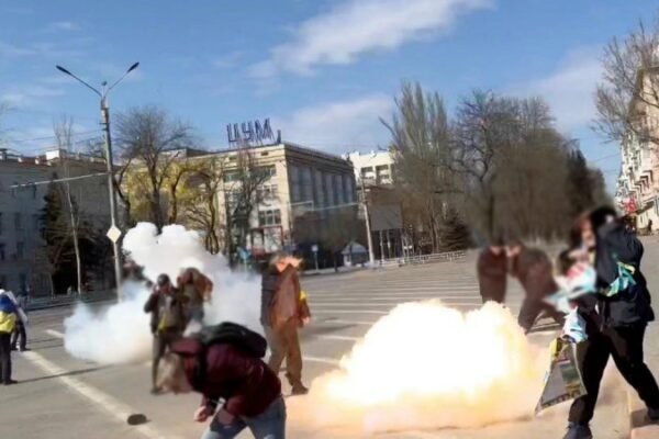 Заочні підозри оголошено 14 військовим РФ, що брали участь у силовому розгоні мирних мітингів у Херсоні
