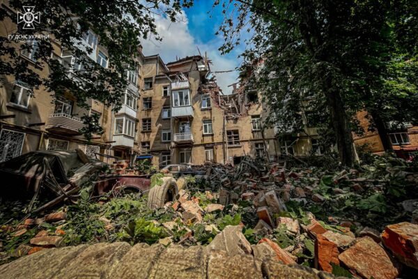 На місці удару по багатоповерхівці у Сумах працює близько сотні рятувальників