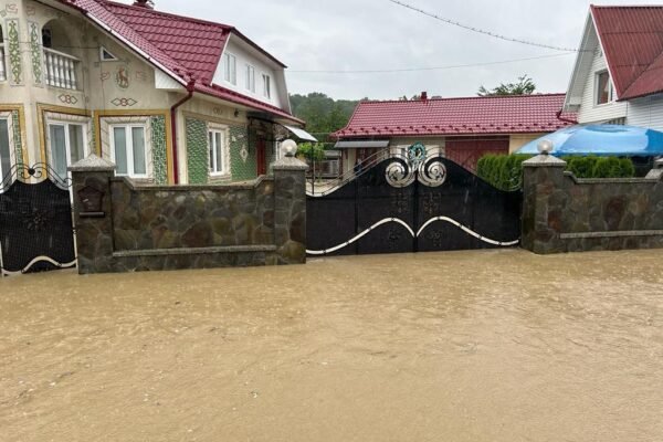 Негода на Прикарпатті: Близько 400 будинків у кількох районах підтоплені (ФОТО, ВІДЕО)