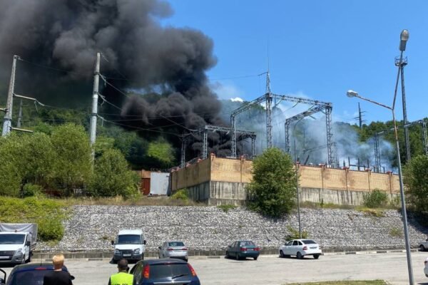 На Росії палає електропідстанція в Сочі (ВІДЕО)