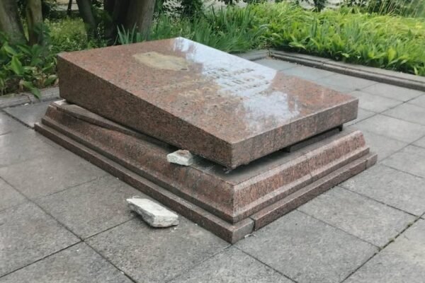 У Львові невідомі намагалися викрасти прах агента НКВС Кузнєцова, – Садовий (ФОТО)